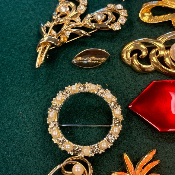 50 costume pins. - Picture 4 of 10